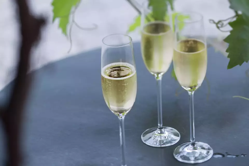 Tyskt mousserande vin i glas